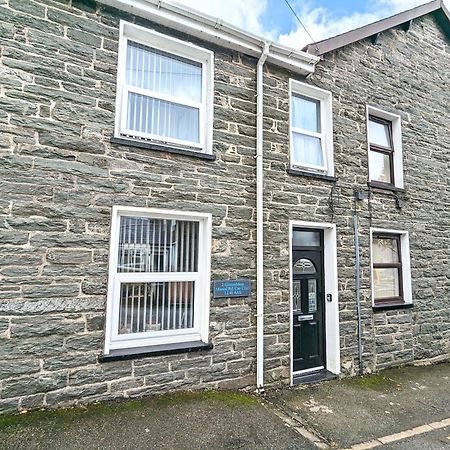 Cheerful 2 Bed Home With Mountain Views Blaenau Ffestiniog Exterior photo